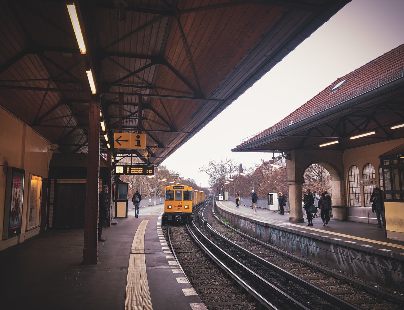 photo-1615845923823-9269528ea682?ixlib=rb-1.2.1&ixid=MXwxMjA3fDB8MHxwaG90by1wYWdlfHx8fGVufDB8fHw=&auto=format&fit=crop&w=1304&q=80